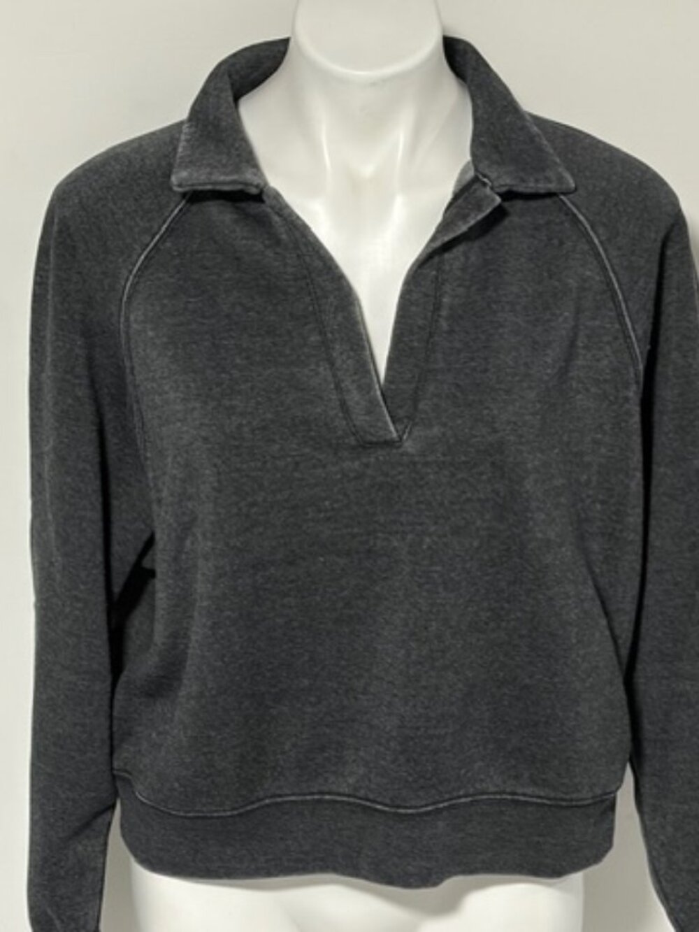 DOUBLE ZERO SHORT WAISTED GRAY COLLARED PULLOVER TOP SMALL